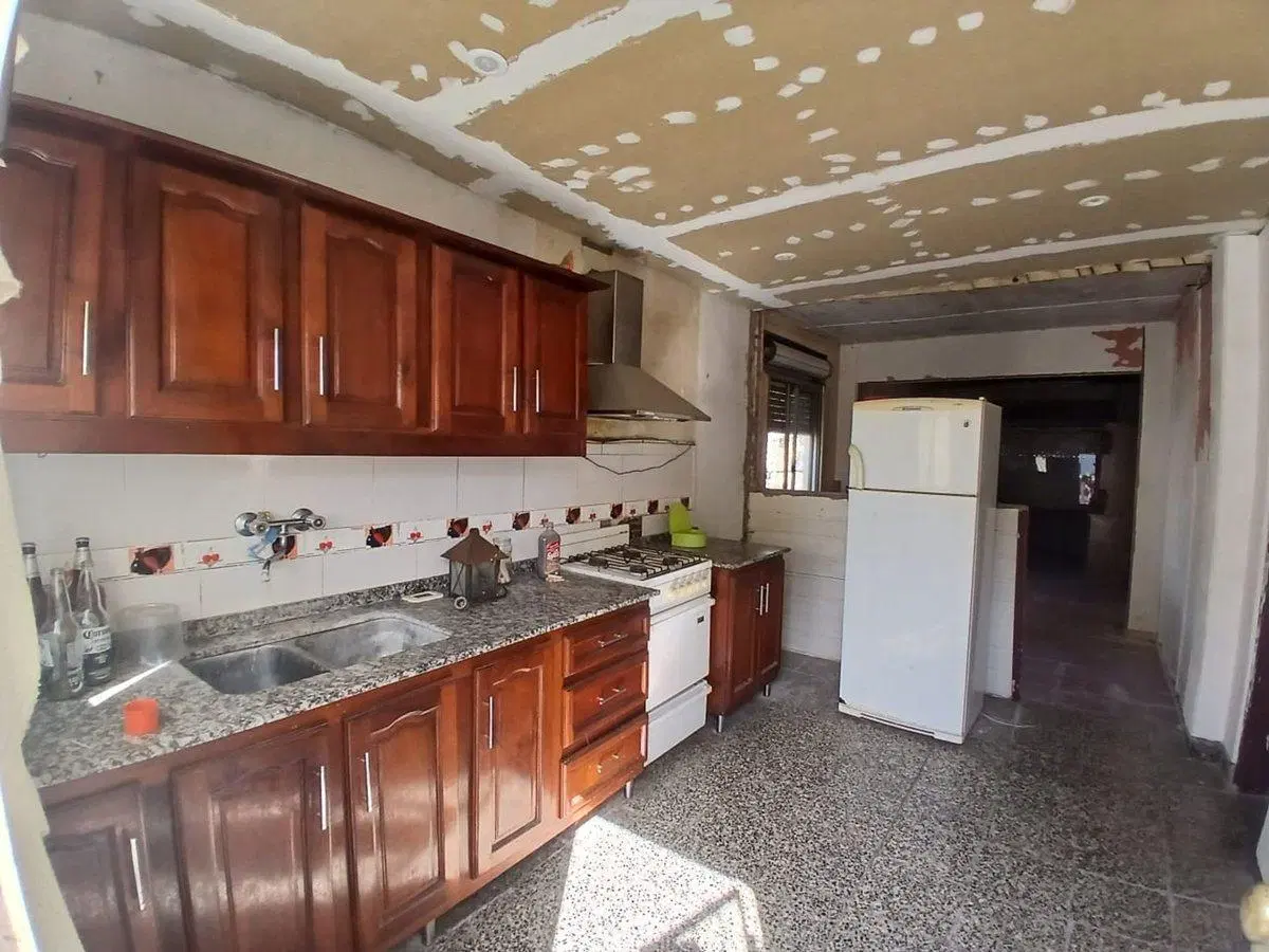 CASA EN VENTA A REFACCIONAR,EN MERLO NORTE 4