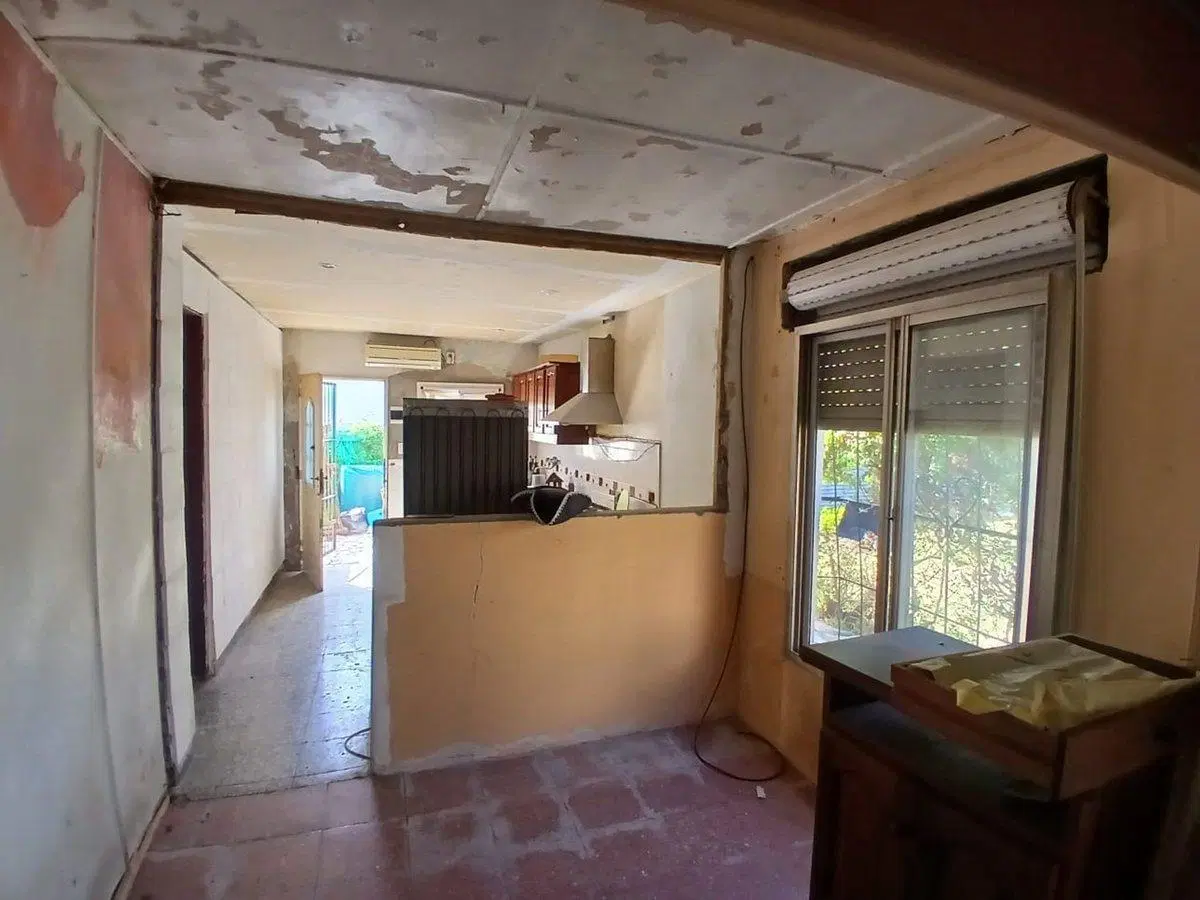 CASA EN VENTA A REFACCIONAR,EN MERLO NORTE 5