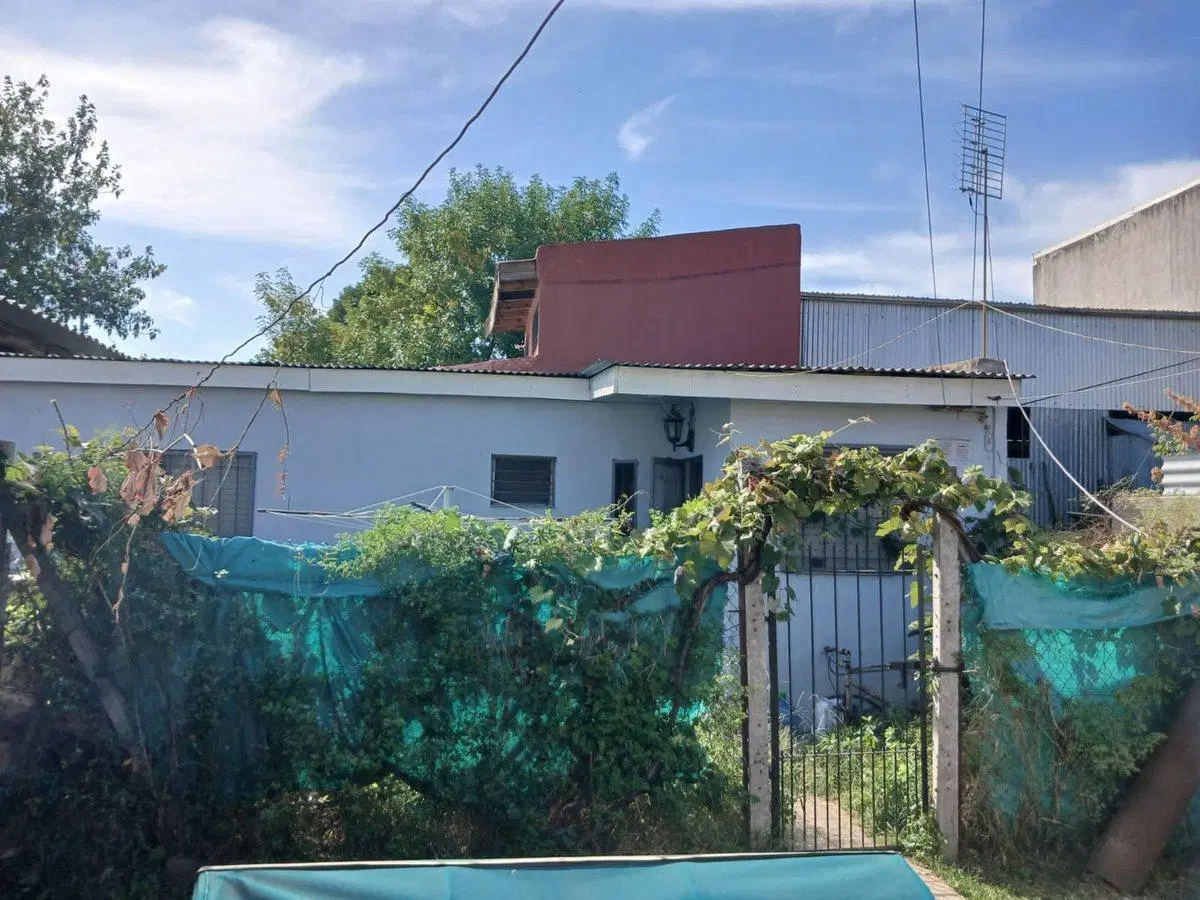 CASA EN VENTA A REFACCIONAR,EN MERLO NORTE 3