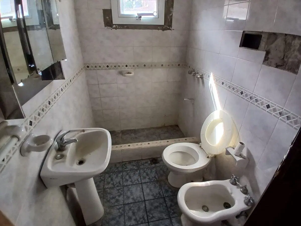 CASA EN VENTA A REFACCIONAR,EN MERLO NORTE 4