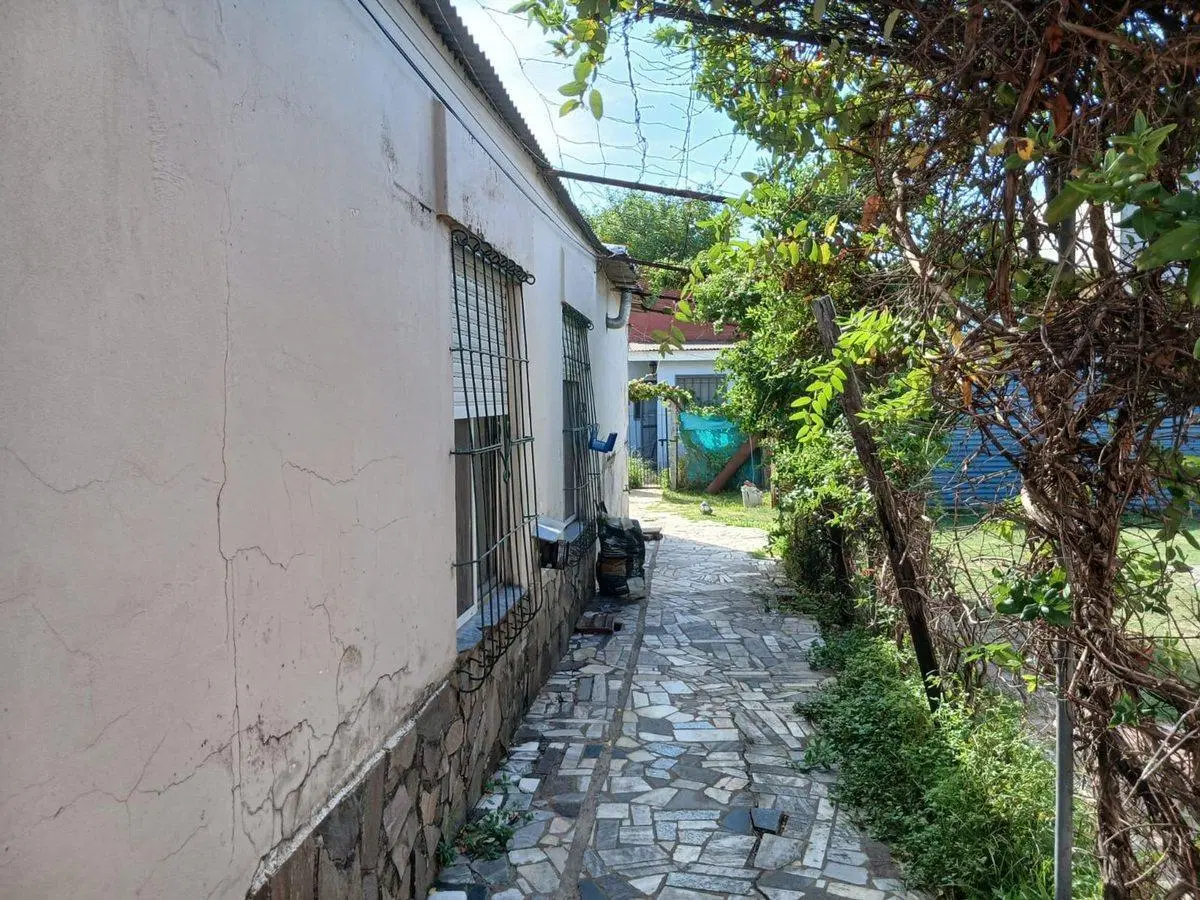 CASA EN VENTA A REFACCIONAR,EN MERLO NORTE 5
