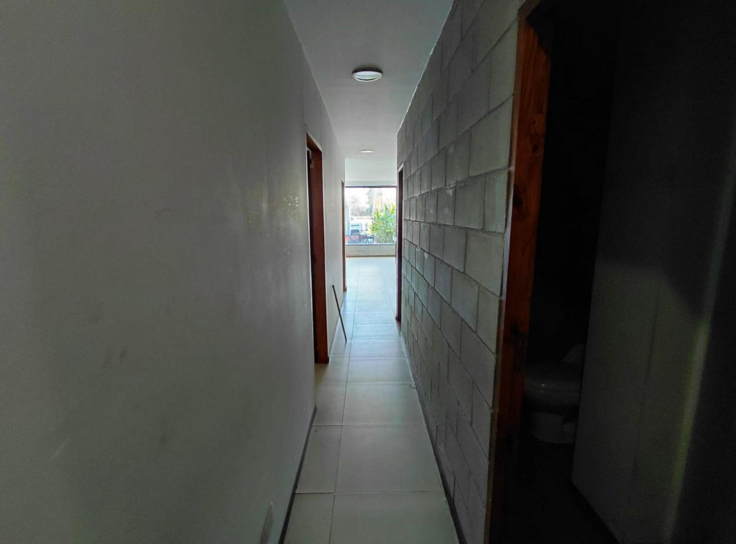 Foto de Alquiler oficina c/amplio salón colect. Panamer., imagen 5