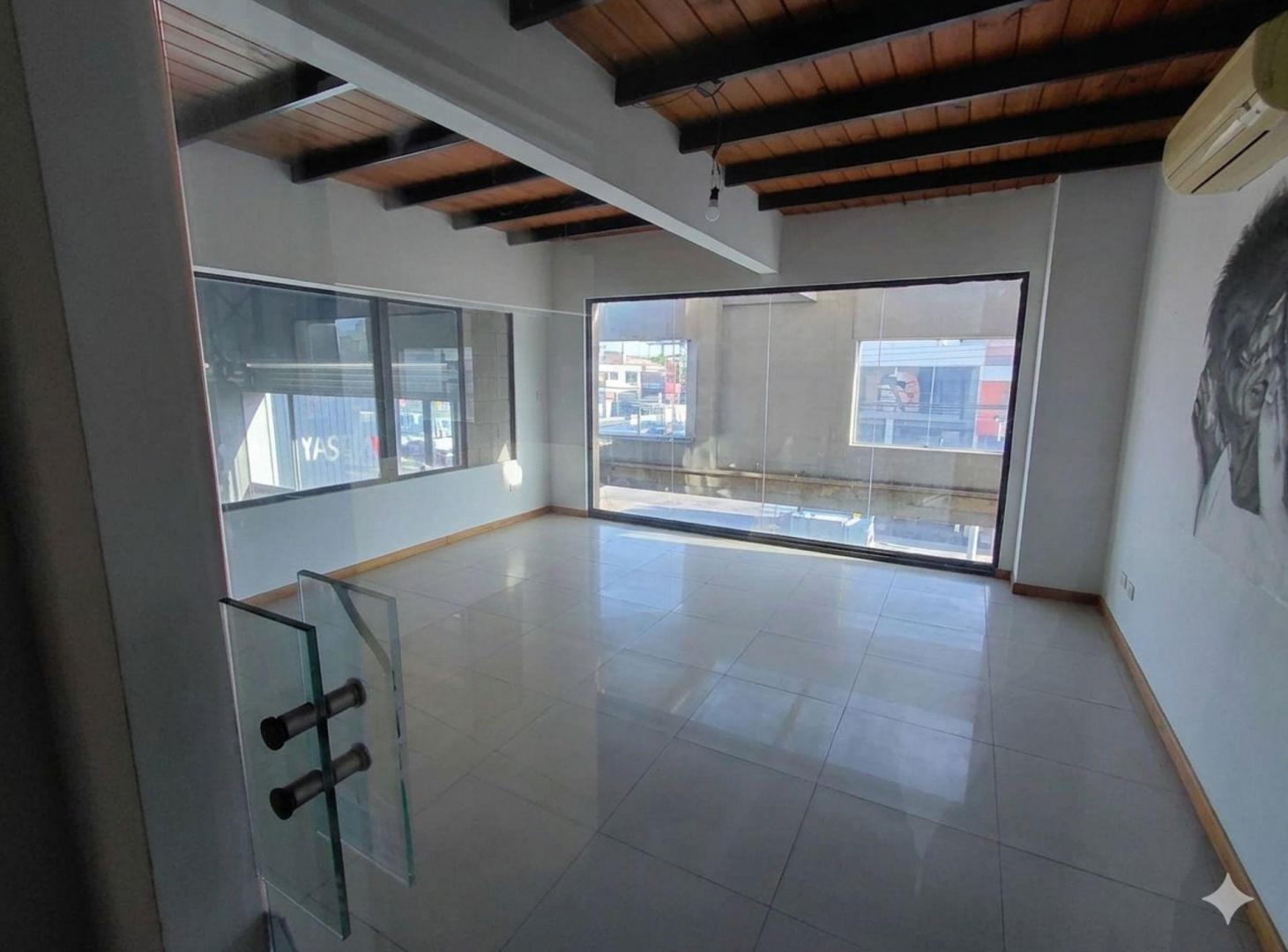 Foto de Alquiler oficina c/amplio salón colect. Panamer., imagen 1