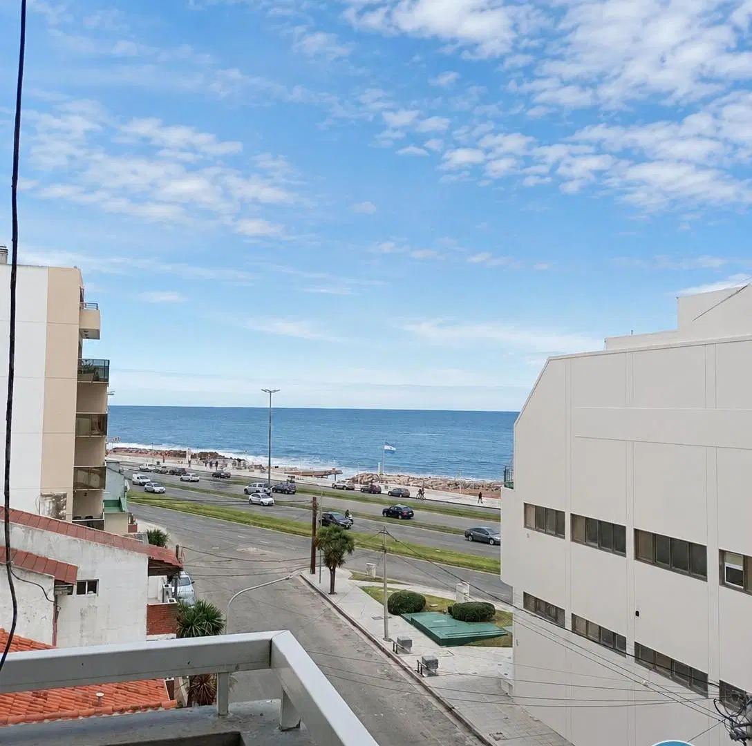 Departamento de 2 ambientes con cochera y vista al mar en La Perla 1
