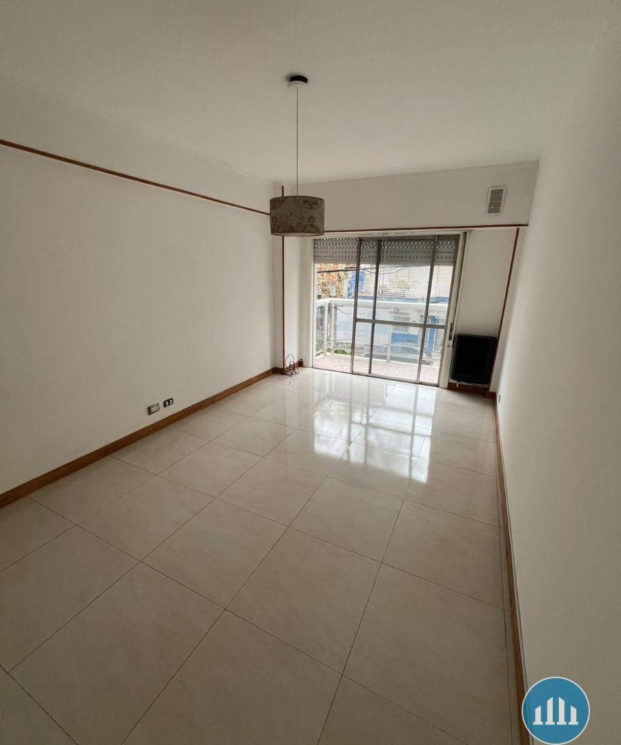 Foto de Departamento de 2 ambientes con patio y balcón a la calle – Excelente, imagen 1