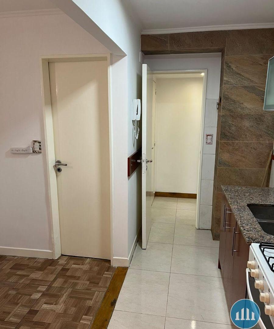 Foto de Departamento de 2 ambientes con patio y balcón a la calle – Excelente, imagen 3