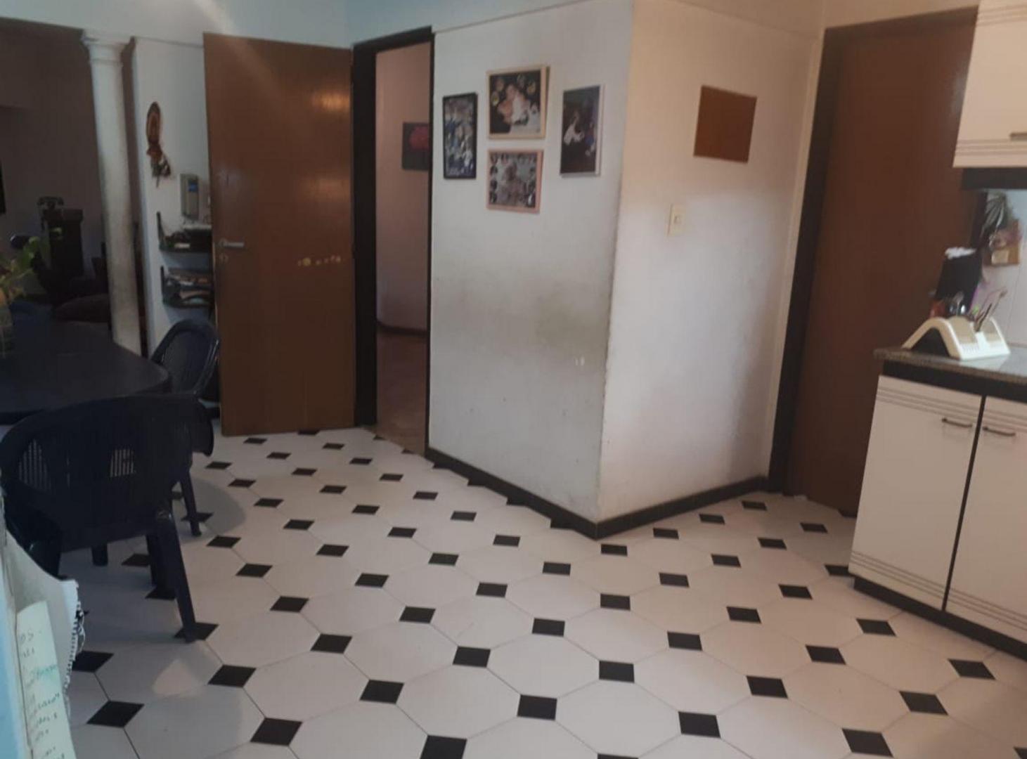 Foto de CASA 6 AMBIENTES VENTA PARQUE AVELLANEDA COCHERA, imagen 2