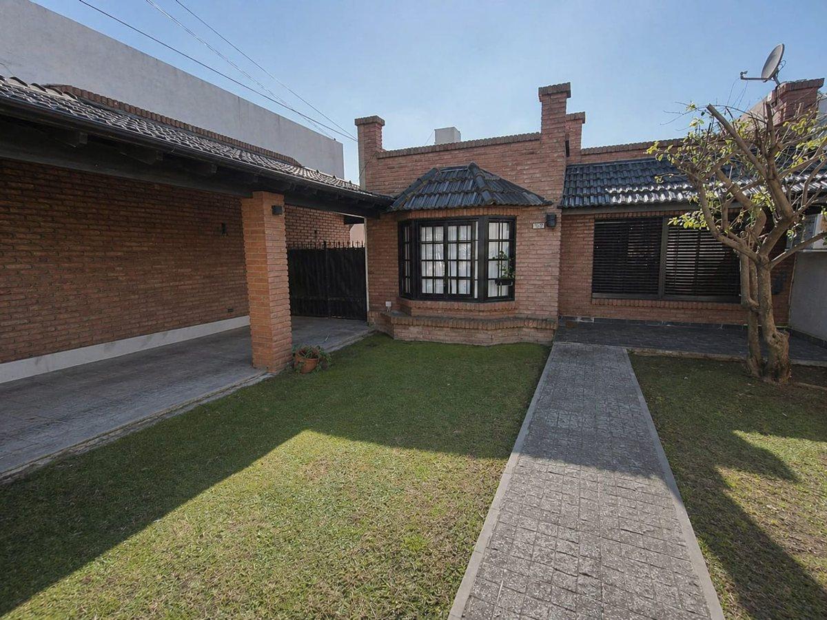 Foto de CASA 4 AMBIENTES VENTA VILLA LUZURIAGA PATIO, imagen 2