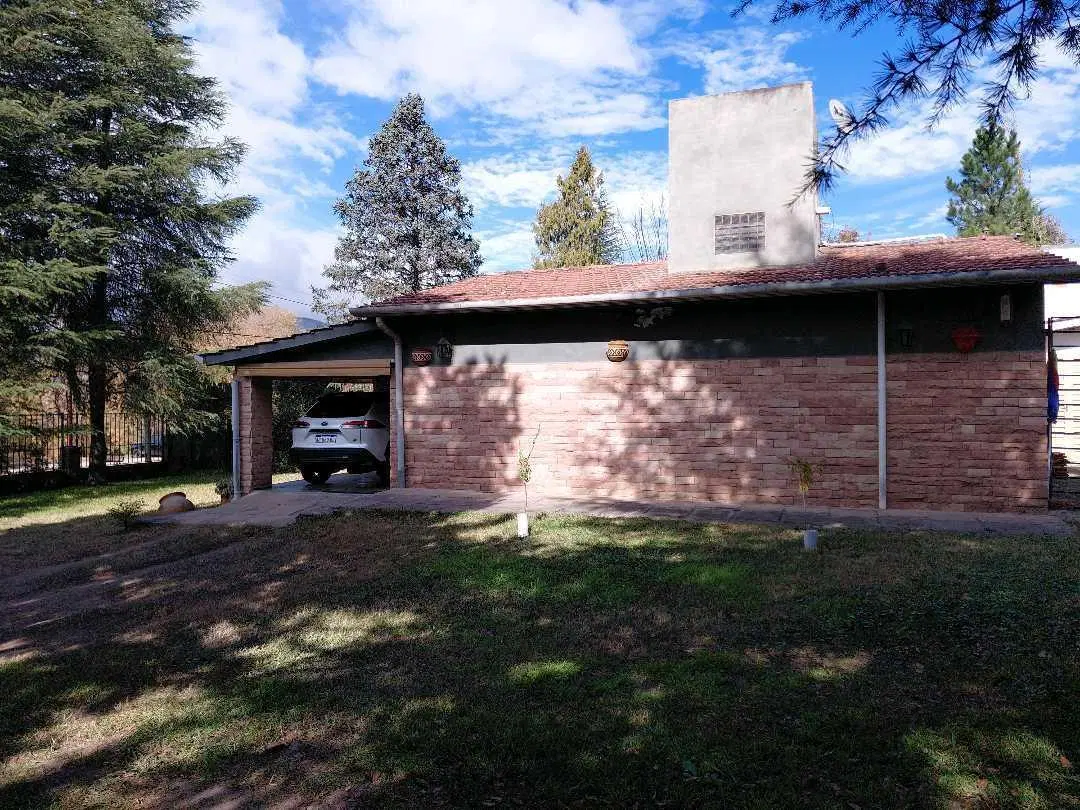 Casa En Venta con parque frente al rio. Carlos Paz 2