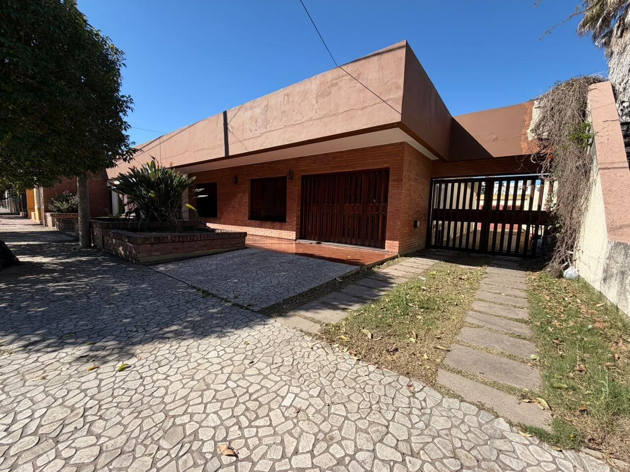 Hermosa Casa en Venta, B° Rosedal, terreno amplio.