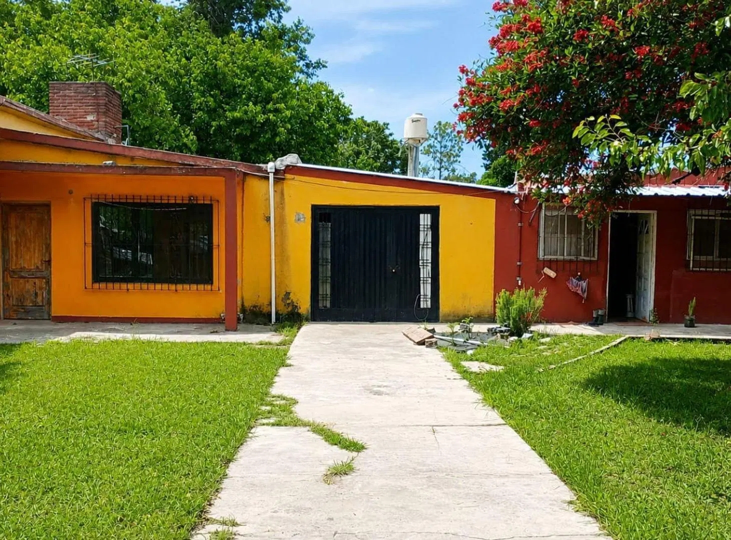DOS CASA EN TERRENO DE 700 m2 MORENO 2