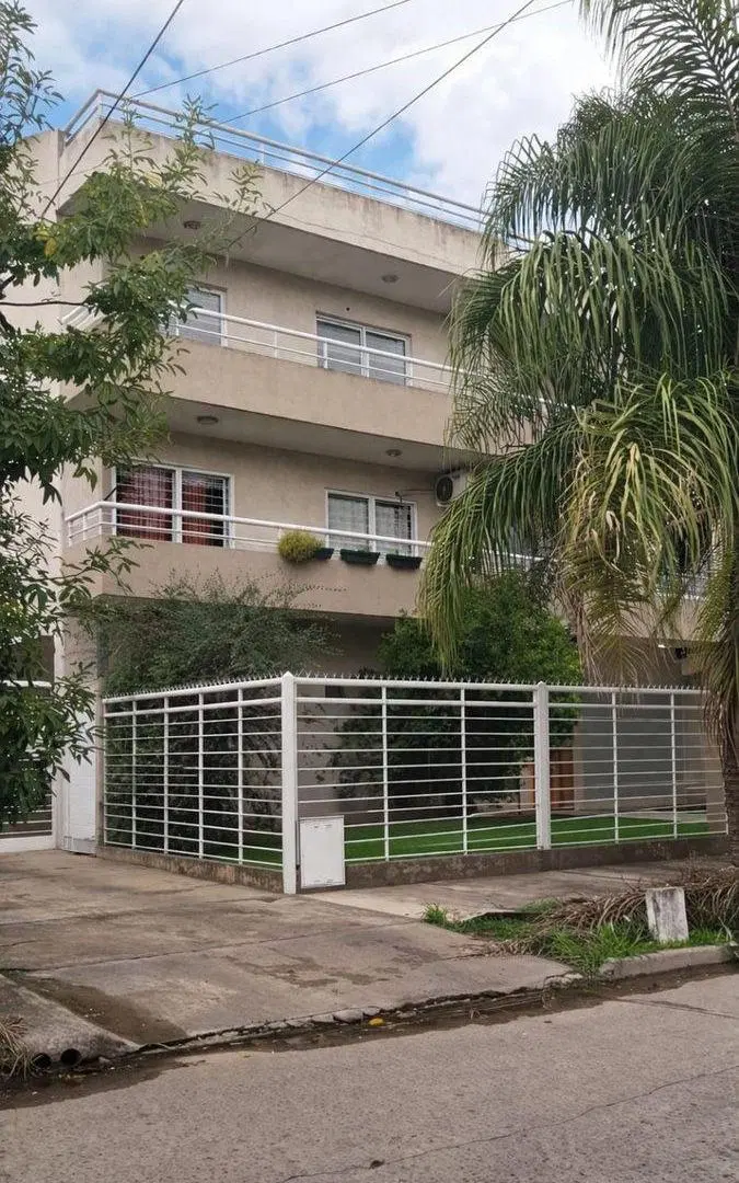 DEPARTAMENTO 3 AMBIENTES C/COCHERA MORENO CENTRO 5