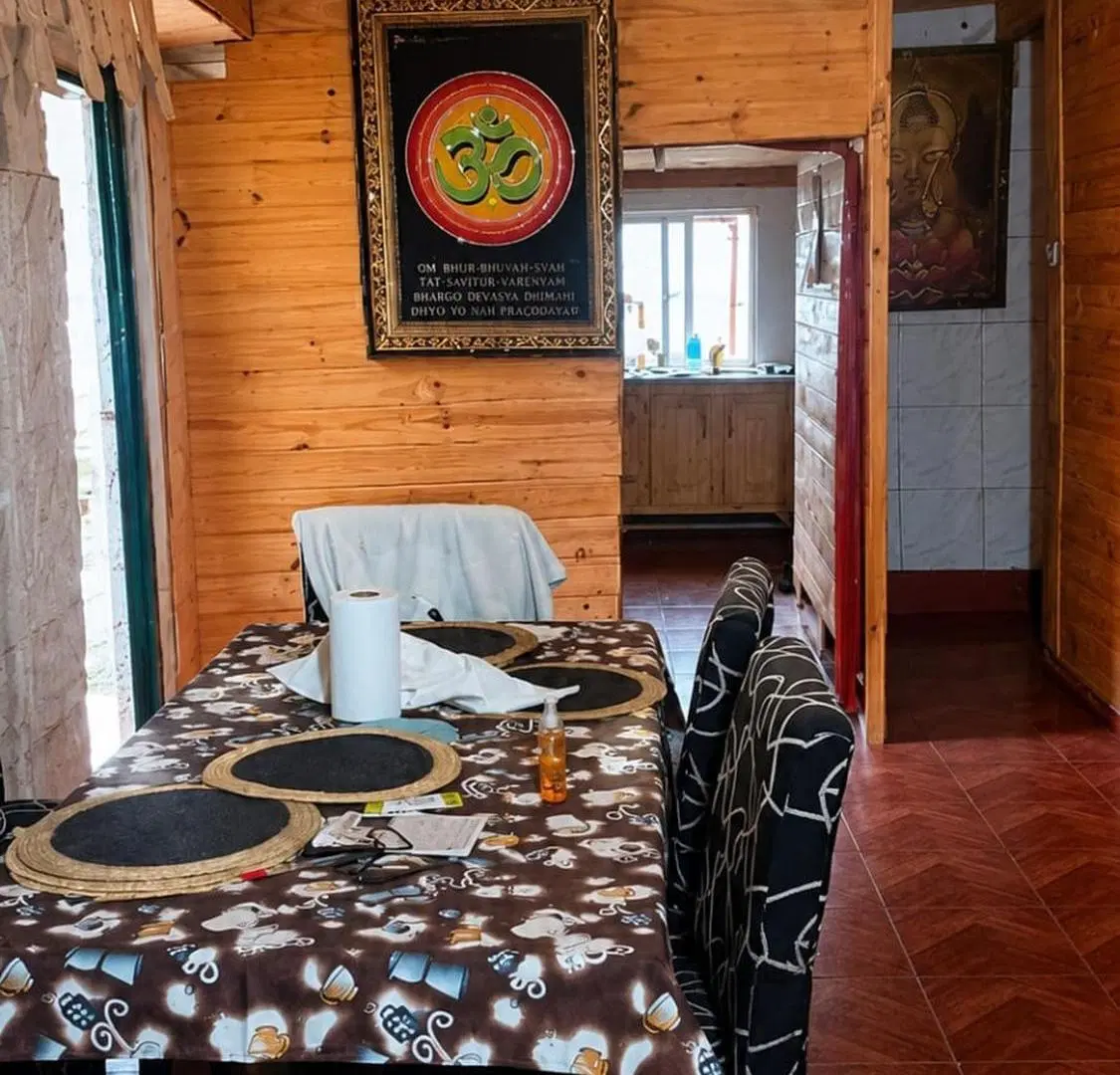 DOS CASA EN TERRENO DE 700 m2 MORENO 2