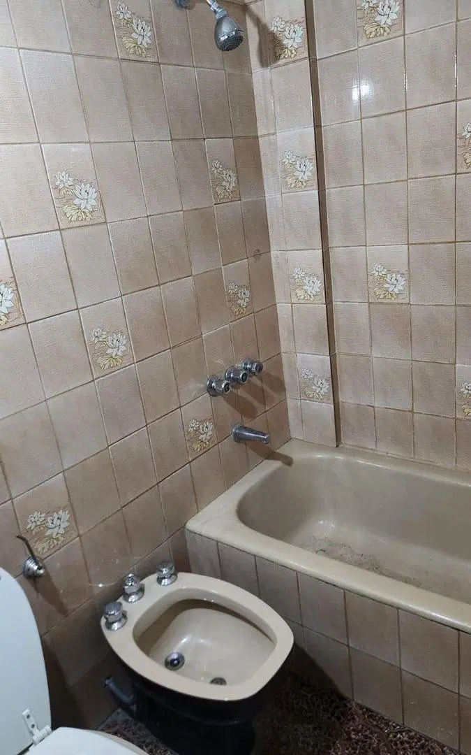 IMPORTANTE CASA SE VENDE EN COLECTORA DE GRAL PAZ 4