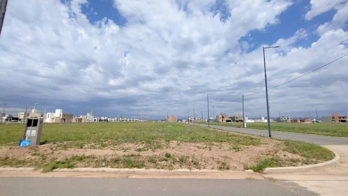VENTA DE LOTE EN PAMPAS DE MANANTIALES 3