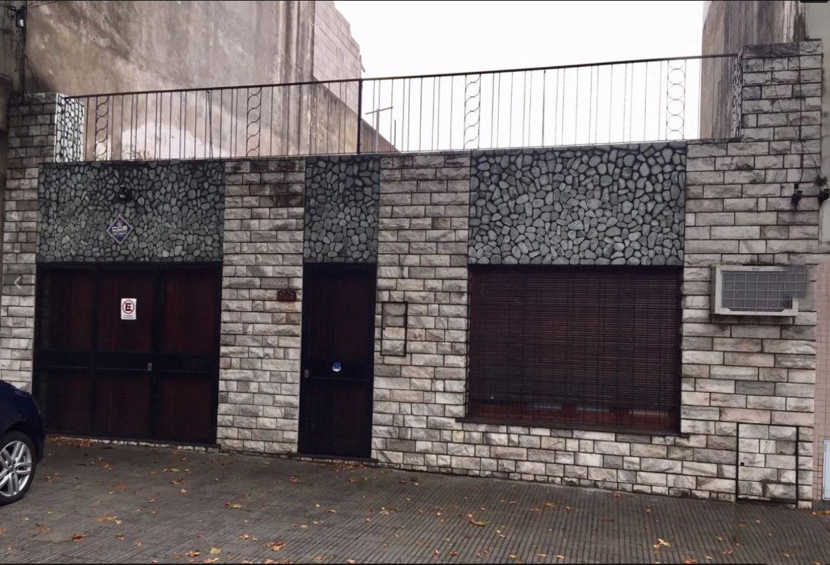 CASA 2 DORMITORIOS CON COCHERA