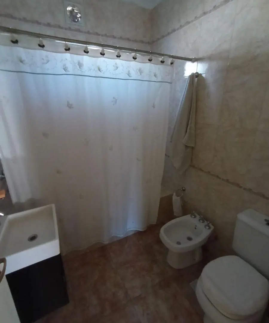 REGIO CHALET EN VANTA, con 360 m², AMPLIO JARDIN SOBRE AV. EVA PERON 3
