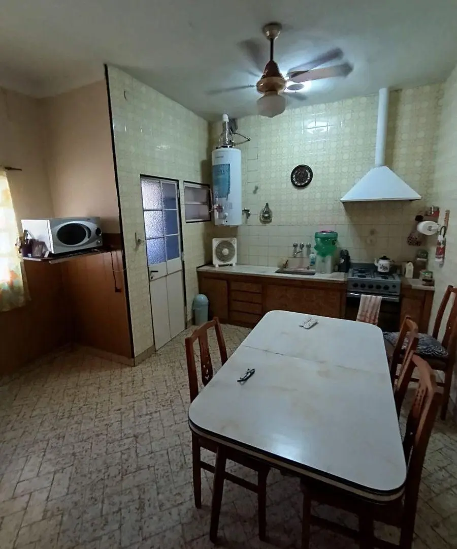 REGIO CHALET EN VANTA, con 360 m², AMPLIO JARDIN SOBRE AV. EVA PERON 5