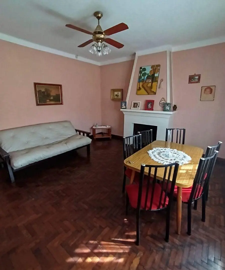 REGIO CHALET EN VANTA, con 360 m², AMPLIO JARDIN SOBRE AV. EVA PERON 2
