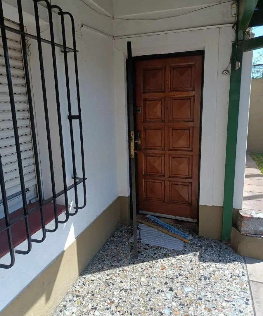 REGIO CHALET EN VANTA, con 360 m², AMPLIO JARDIN SOBRE AV. EVA PERON 4