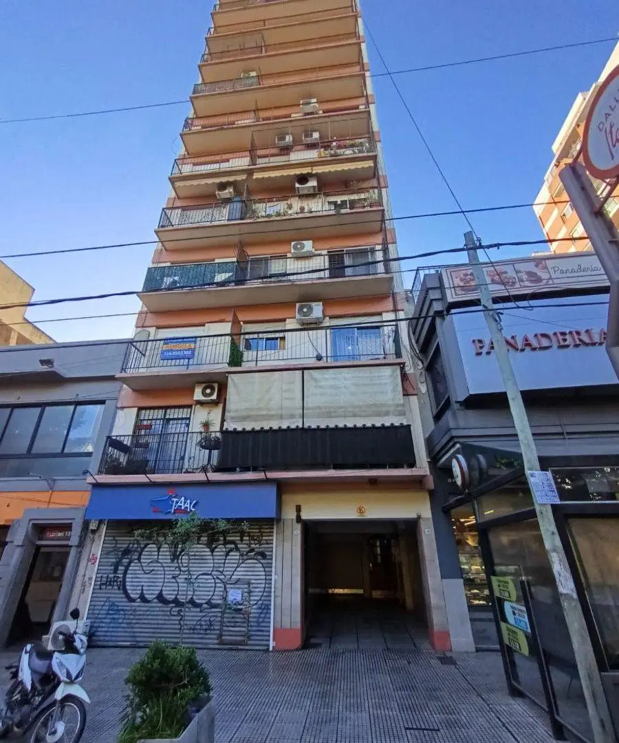 En Alquiler Depto. 2 Amb. Amplio, Ramos Mejia Centro a dos cuadras de la Estación 2