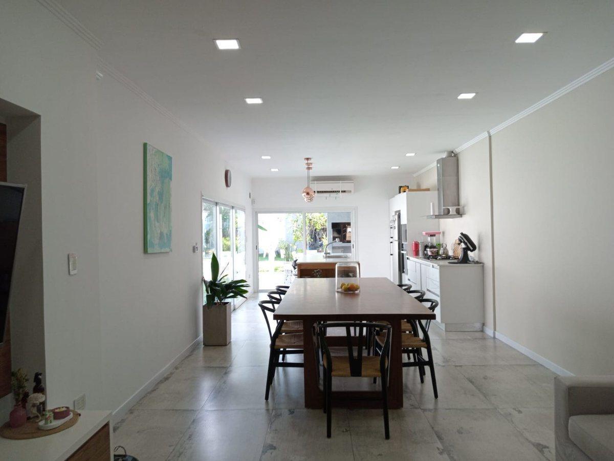 CASA DE 4 AMBIENTES/PISCINA/JACUZZI REMODELADA A/N