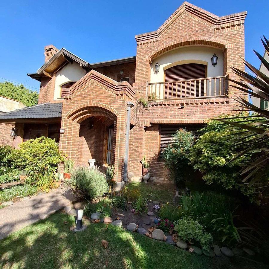 EN VENTA, IMPORTANTE CASA EN EL CENTRO DE ADROGUE