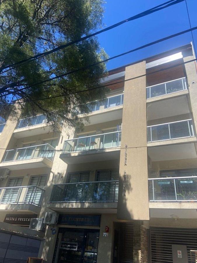 Departamento con pileta y dos balcones