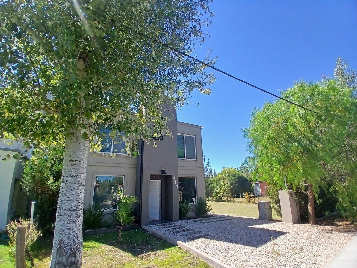 Espléndida casa a estrenar, con parque y pileta en Domselaar Chico