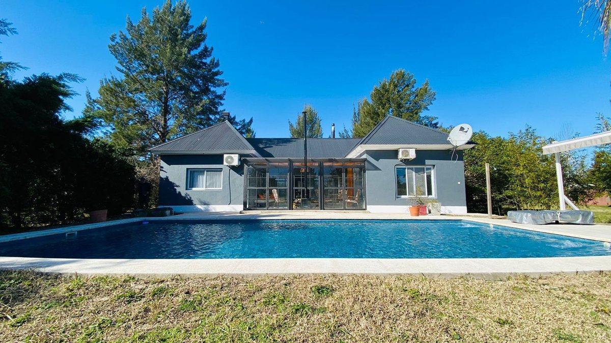 HERMOSA CASA DE CAMPO CON PILETA Y SALIDA AL LAGO