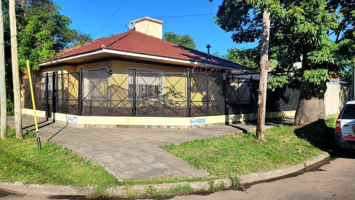 CHALET DE 3 AMBIENTES CON QUINCHO SEMICUBIERTO