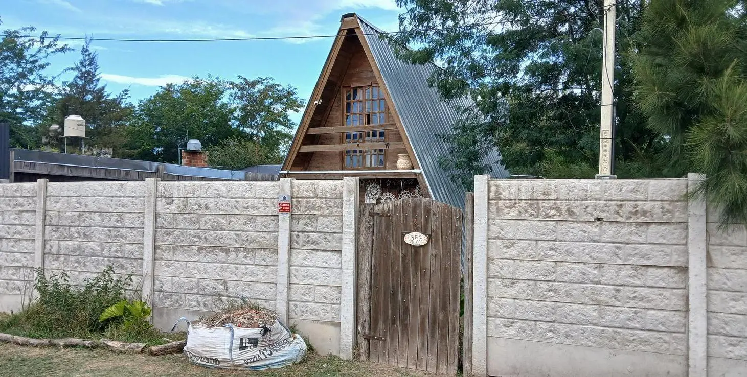 Casa con un segundo departamento, con parque, pileta y escritura Domselaar 5