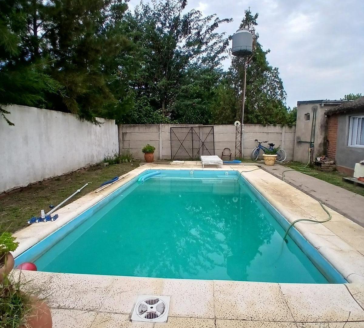 Casa con un segundo departamento, con parque, pileta y escritura Domselaar