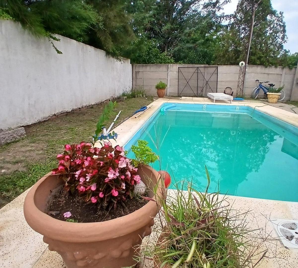 Foto de Casa con un segundo departamento, con parque, pileta y escritura, imagen 3
