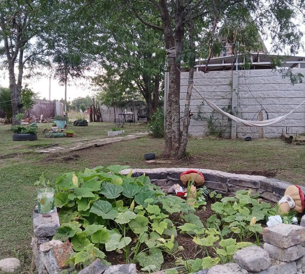 Casa con un segundo departamento, con parque, pileta y escritura Domselaar 4