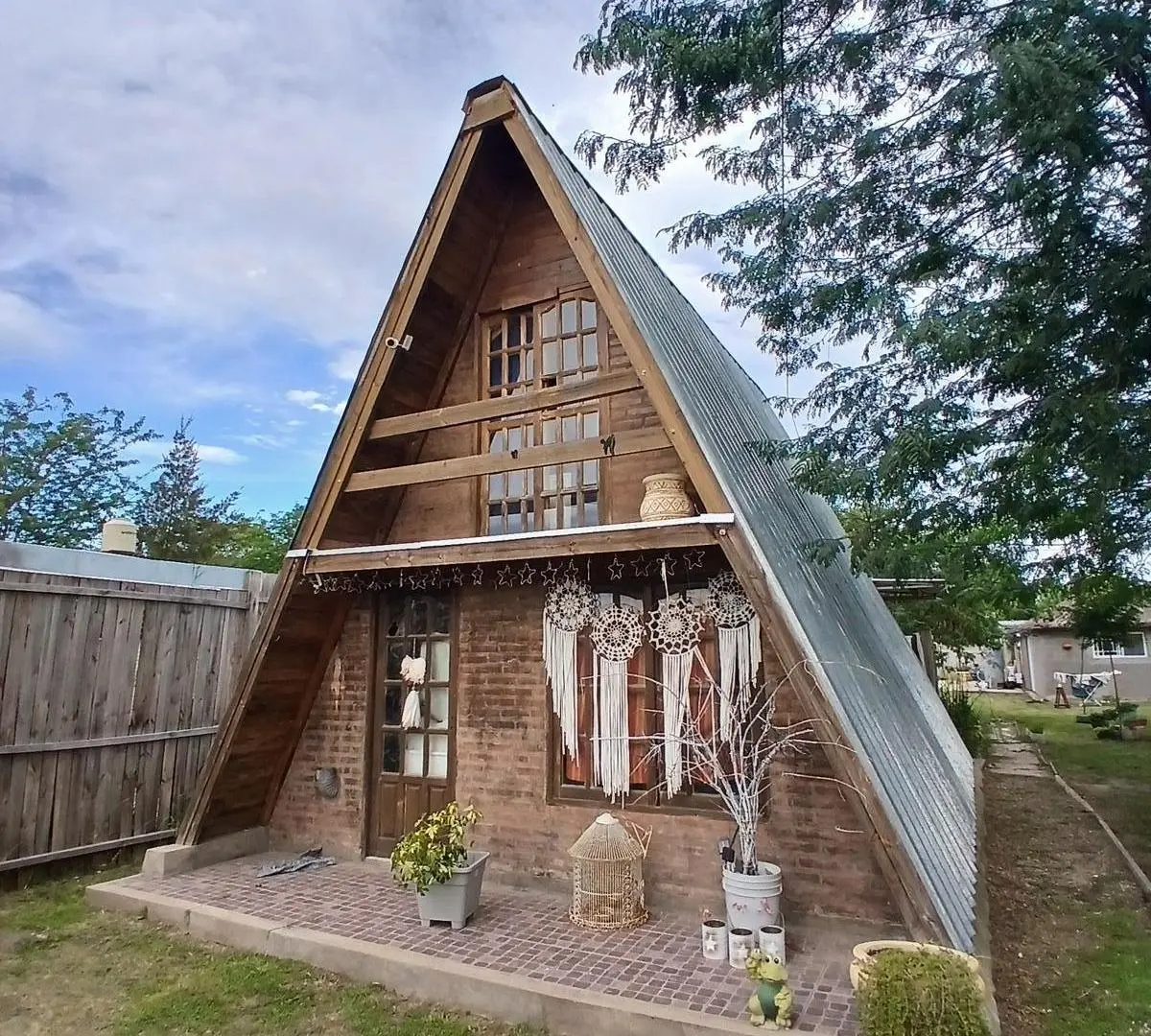 Casa con un segundo departamento, con parque, pileta y escritura Domselaar 2
