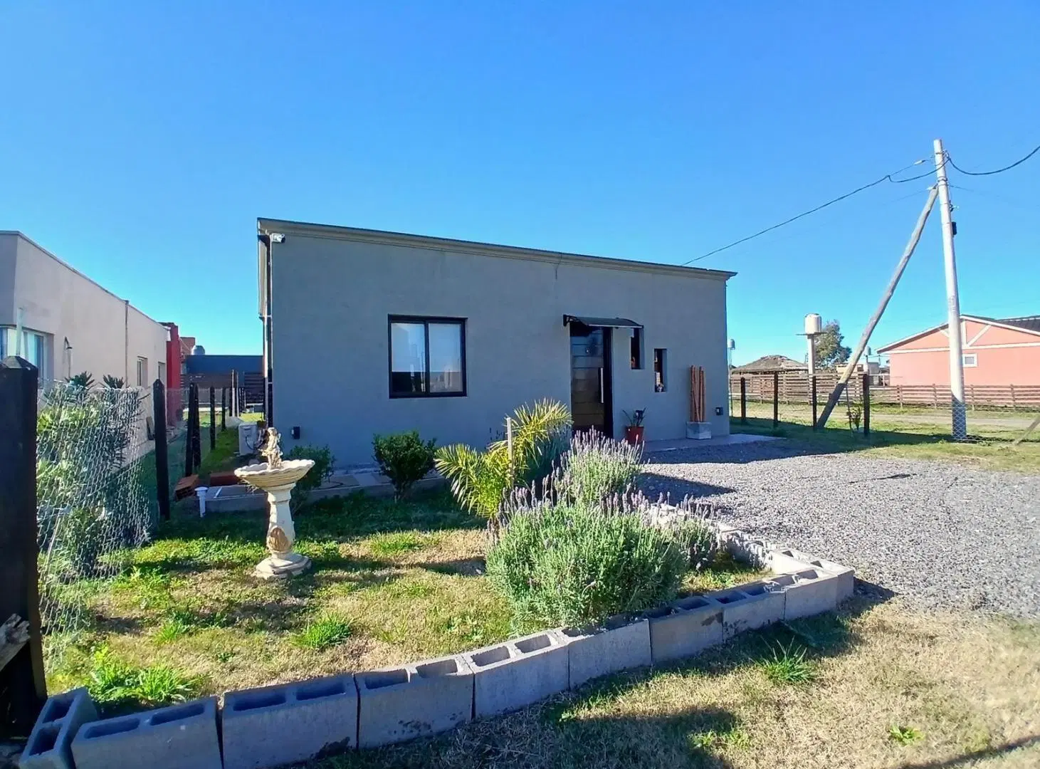 Imperdible Casa Moderna y funcional, con parque y pileta hormigón, barrio Los Tilos de Domselaar 4