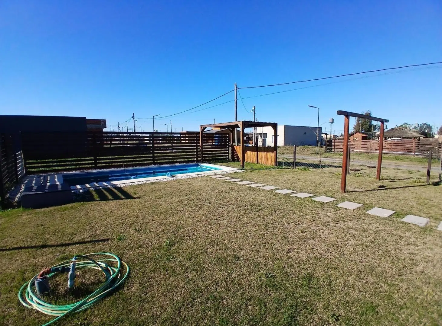 Imperdible Casa Moderna y funcional, con parque y pileta hormigón, barrio Los Tilos de Domselaar 5