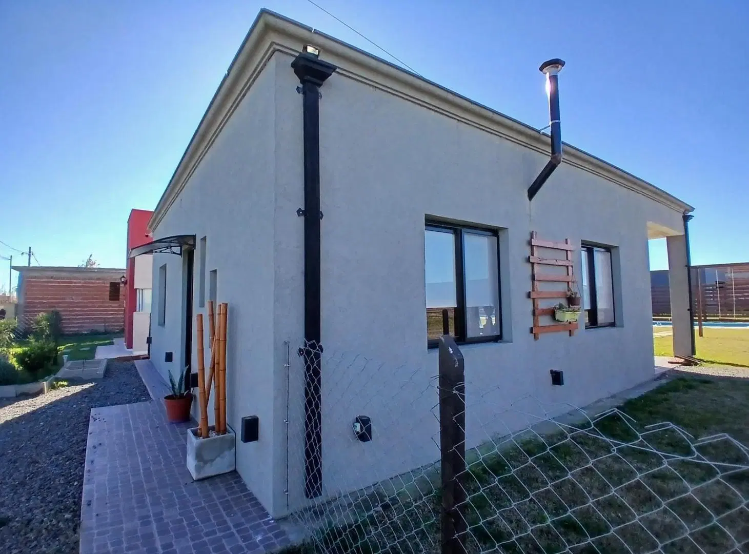 Imperdible Casa Moderna y funcional, con parque y pileta hormigón, barrio Los Tilos de Domselaar 2