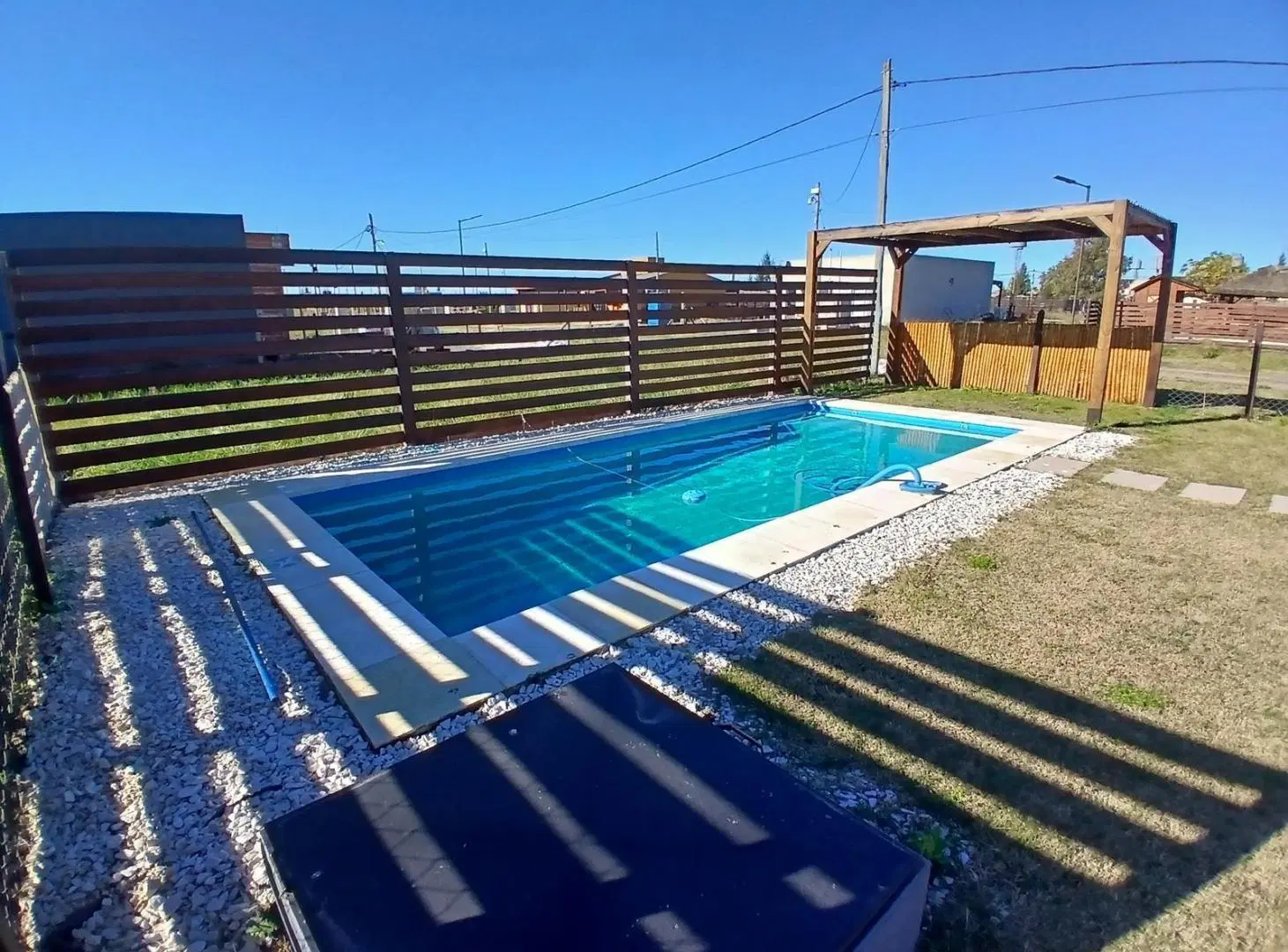 Imperdible Casa Moderna y funcional, con parque y pileta hormigón, barrio Los Tilos de Domselaar 3