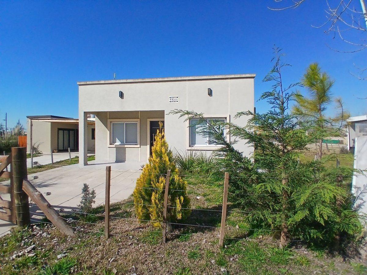 Casa moderna y funcional, con parque y pileta, en Domselaar Chico VENTA