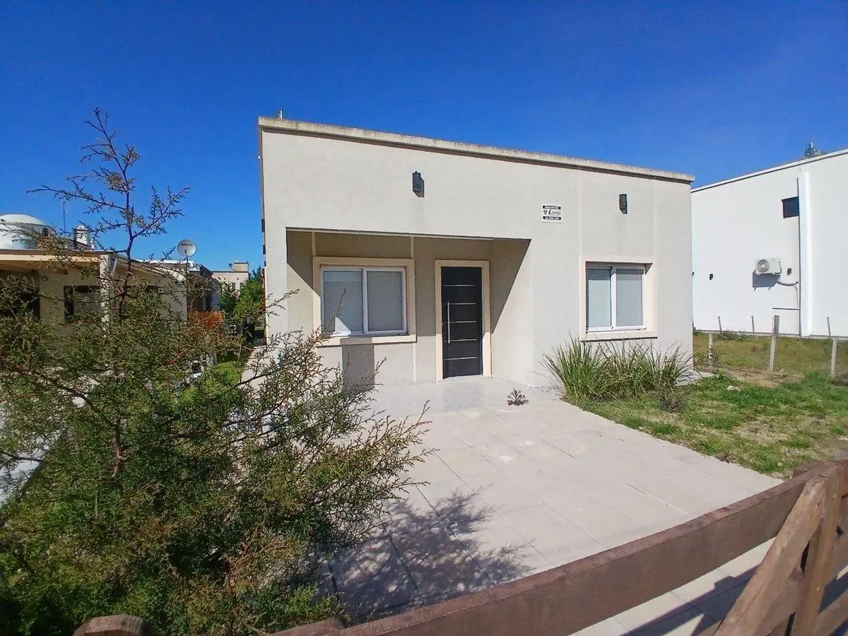 Casa moderna y funcional, con parque y pileta, en Domselaar Chico VENTA 5
