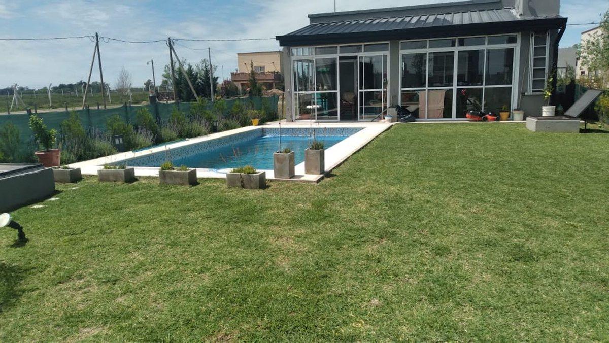 Casa super equipada, con detalles de categoría, barrio Domselaar Chico VENTA