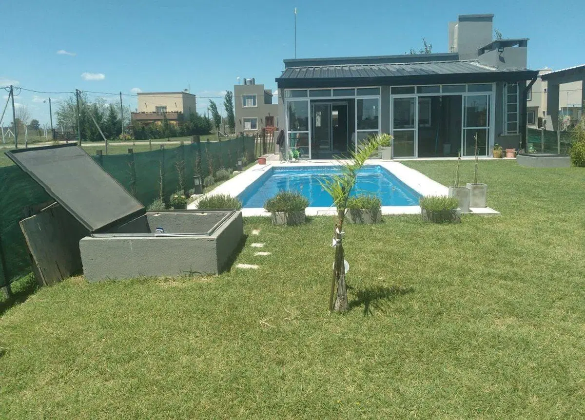 Casa super equipada, con detalles de categoría, barrio Domselaar Chico VENTA 2