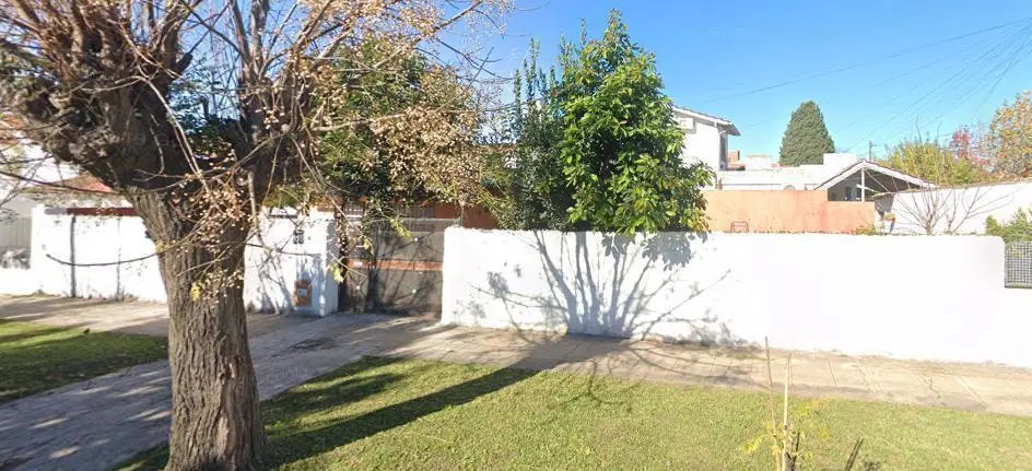 Casa en venta en Longchamps, excelente Ubicación, a solo 5 cuadras de la estacion 3