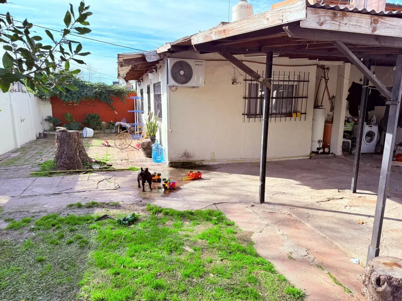 Casa en venta en Longchamps, excelente Ubicación, a solo 5 cuadras de la estacion 8