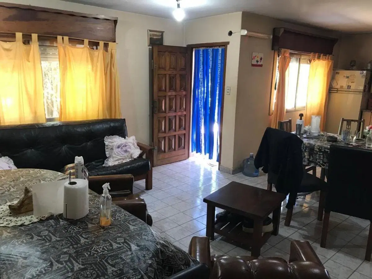 Casa con amplio jardin en Burzaco 3