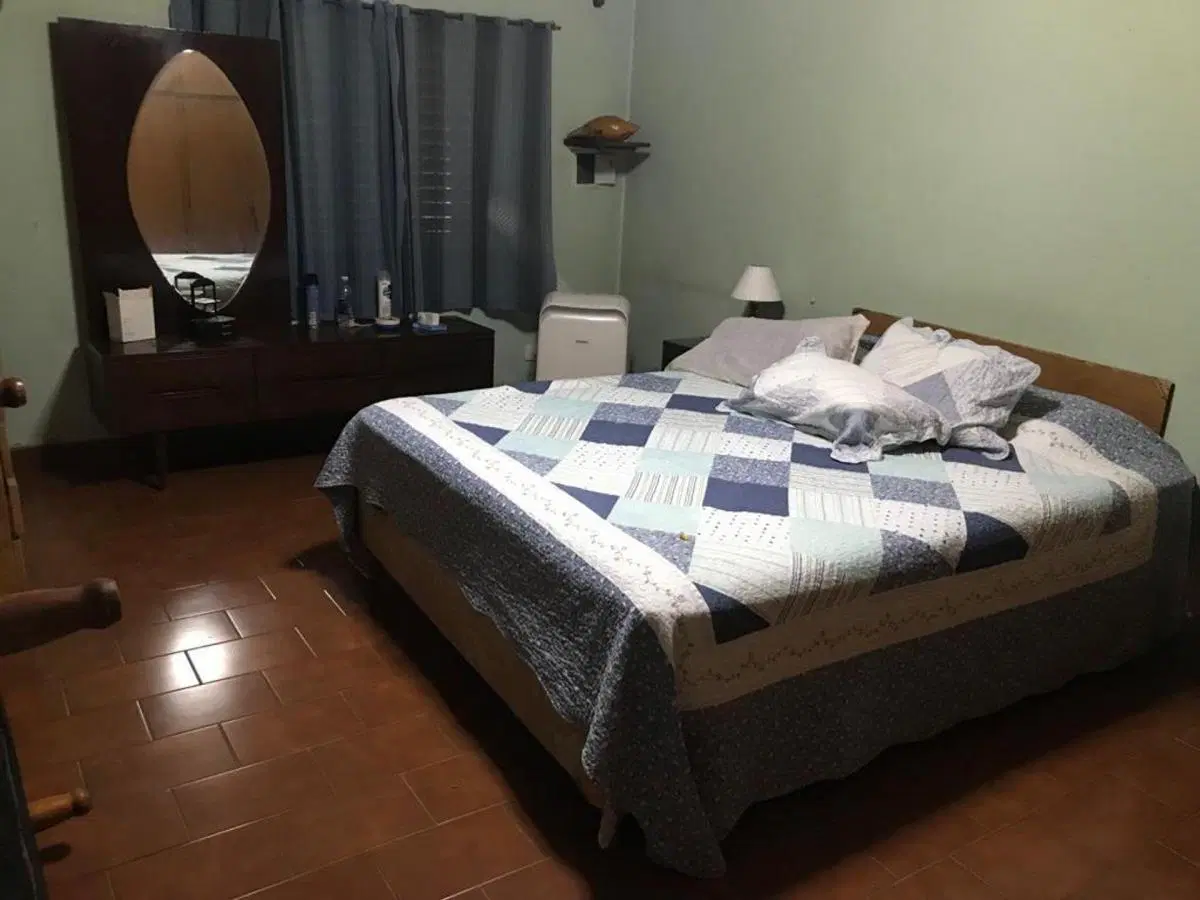 Casa con amplio jardin en Burzaco 1