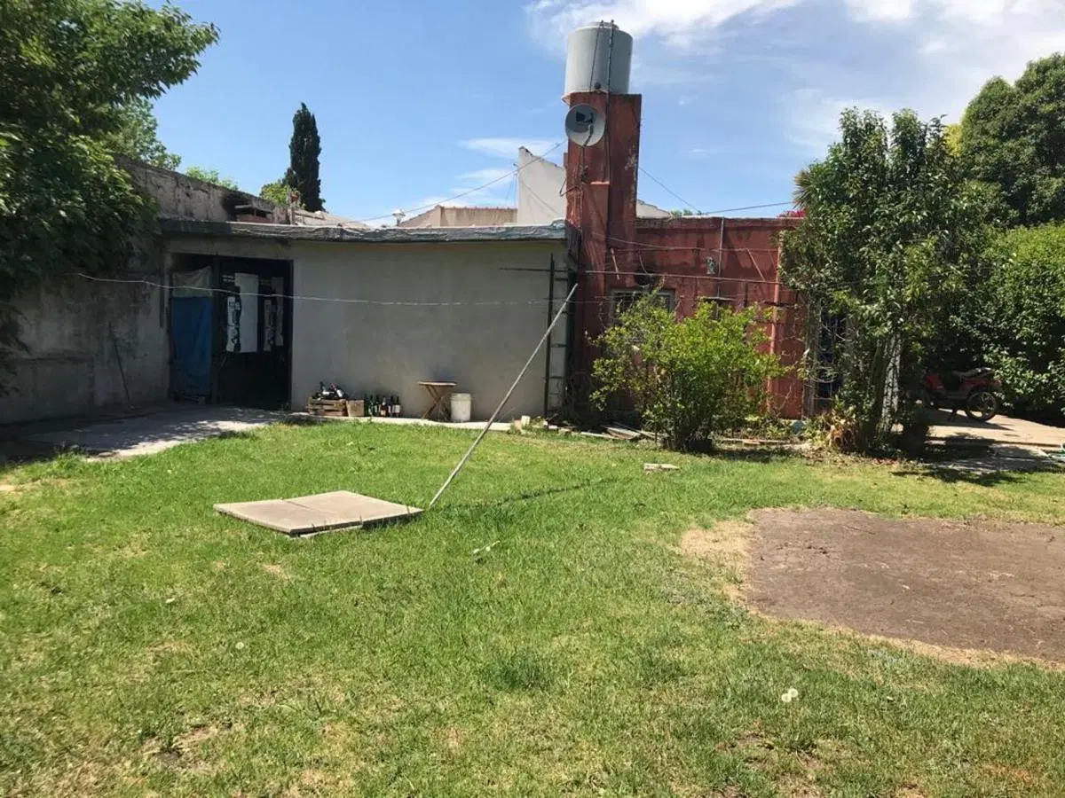 Casa con amplio jardin en Burzaco 2