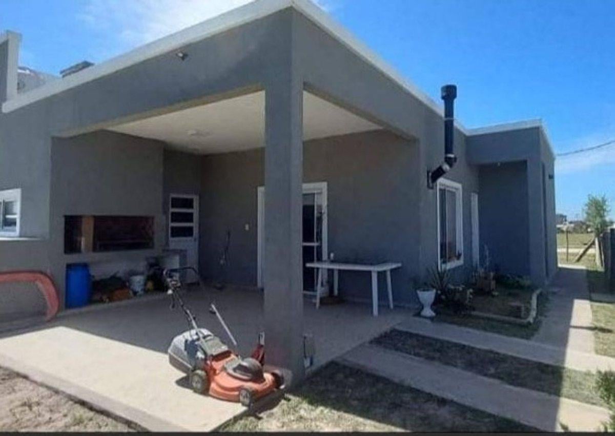 Foto de Casa en esquina, parque y pileta, Domselaar Chico, imagen 4